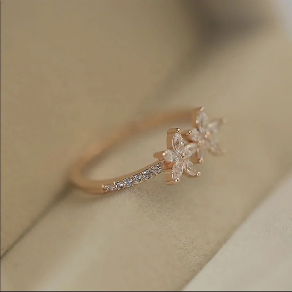 New Rose Gold lovely Flowers Diamond Ring - Picture 4 of 6